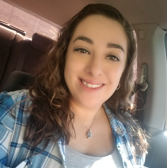 Meet your Posher, Stephanie - Picture 4 of 8